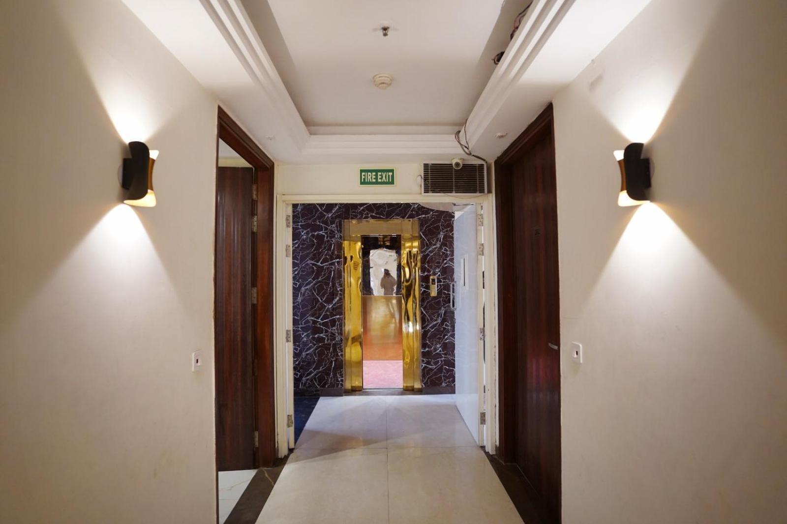 Hotel Leo Saffron - Pitampura デリー エクステリア 写真