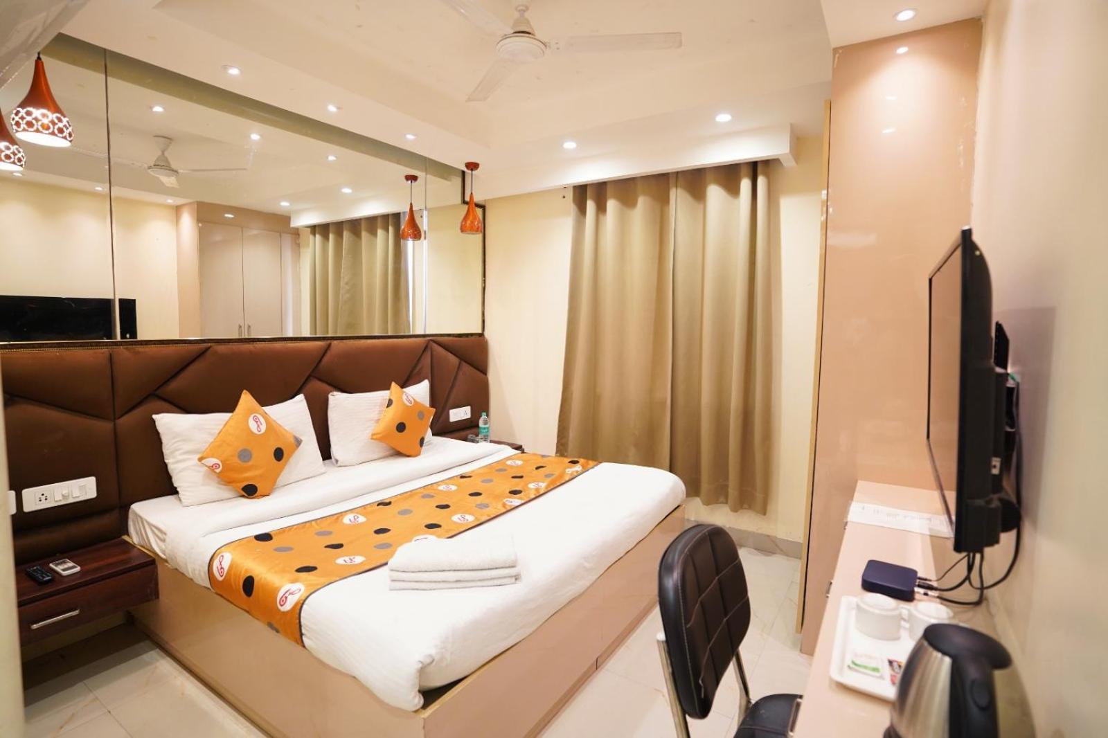 Hotel Leo Saffron - Pitampura デリー エクステリア 写真
