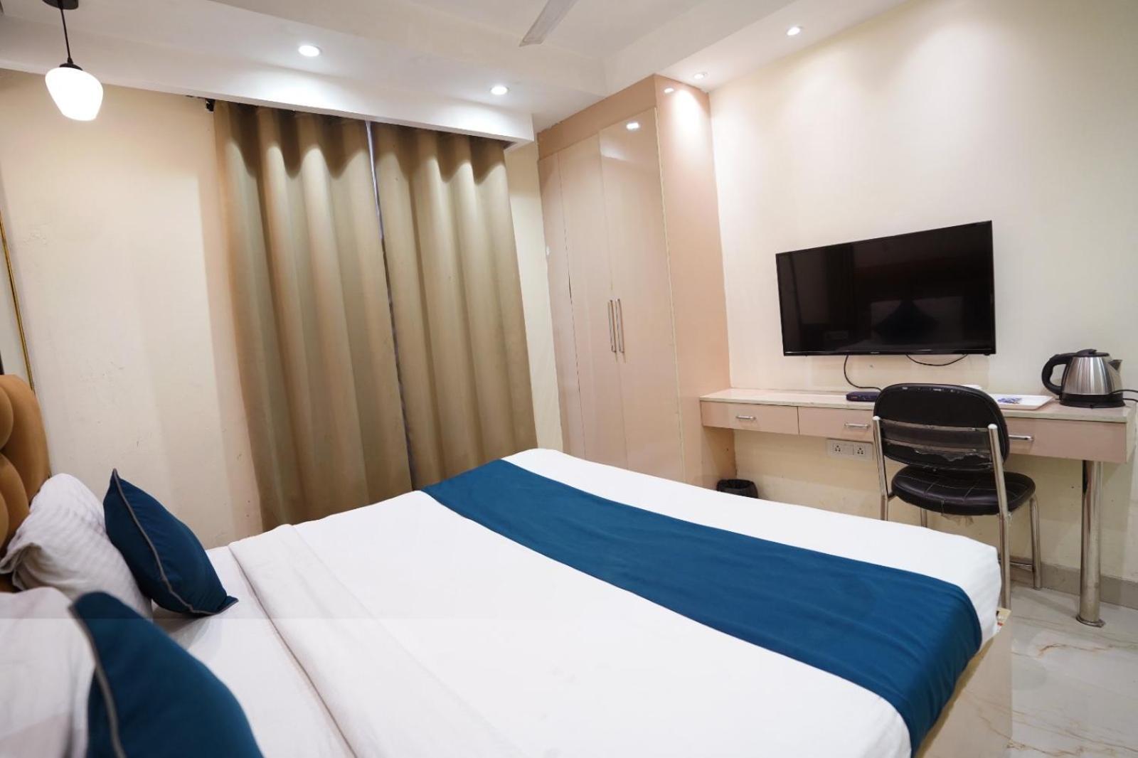 Hotel Leo Saffron - Pitampura デリー エクステリア 写真