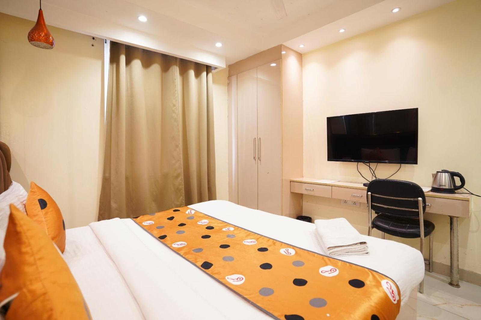 Hotel Leo Saffron - Pitampura デリー エクステリア 写真